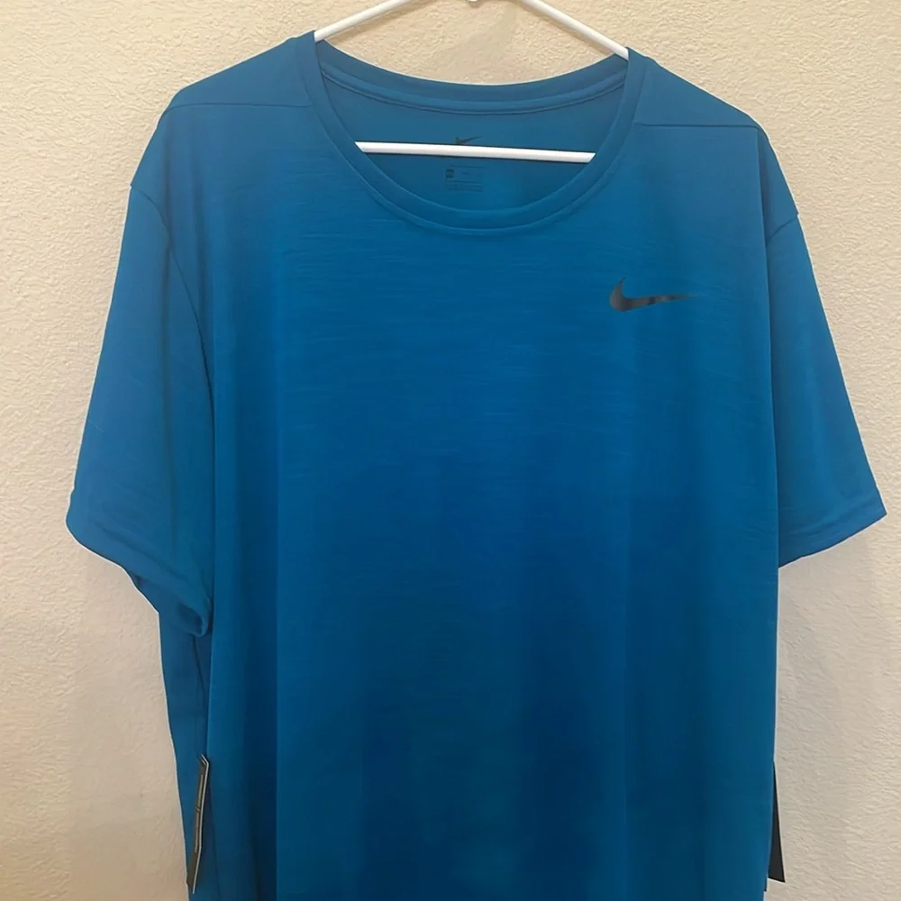 NWT Nike Breathe Training Standard Fit Tee Size XXL